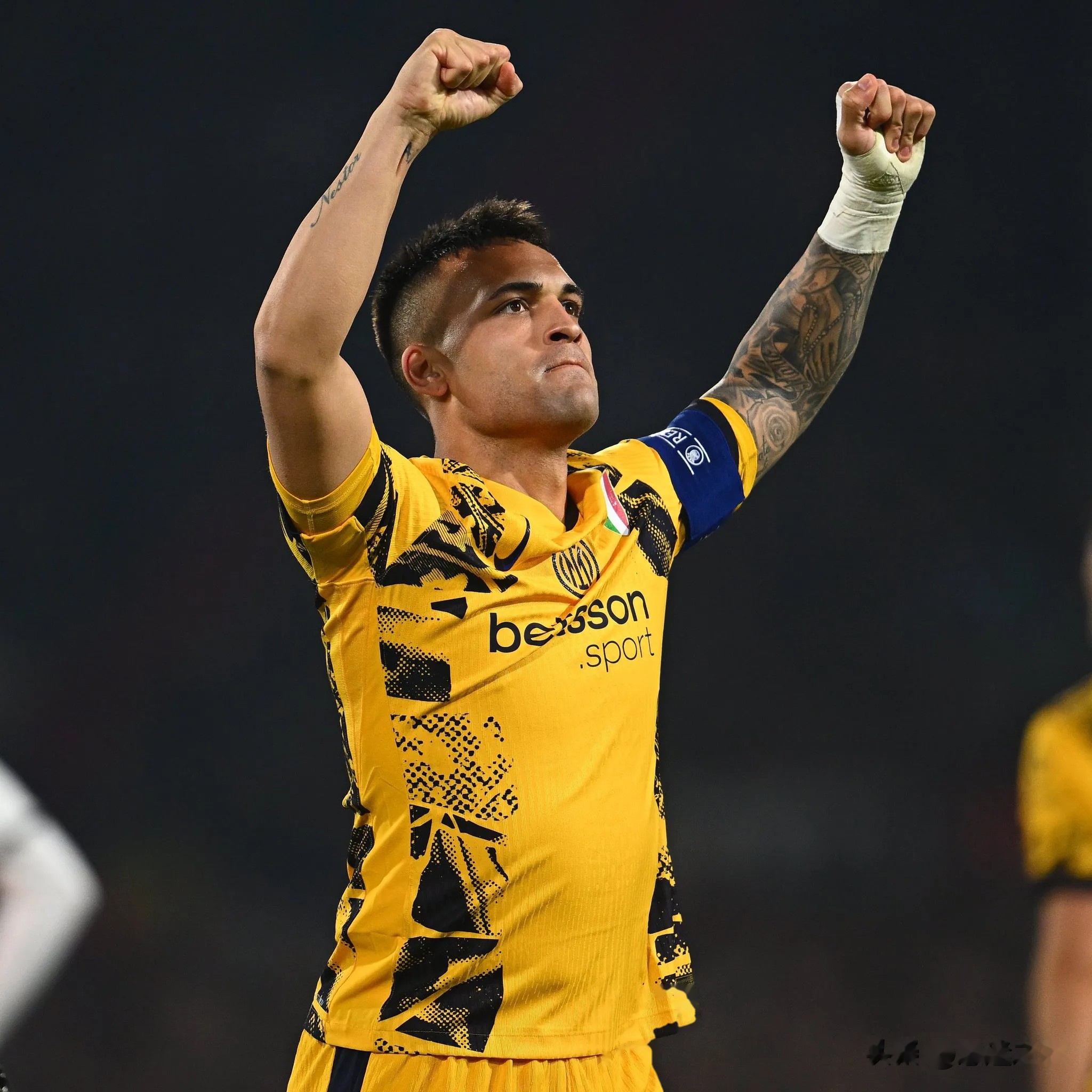 转会期体能课后，费耶诺德迎来里程碑备战欧冠，气氛紧张，轮换策略成焦点的简单介绍