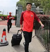 包含窗口期上海海港备战CBA常规赛；临场应变细节曝光；管理层满意；轮换策略成焦点的词条