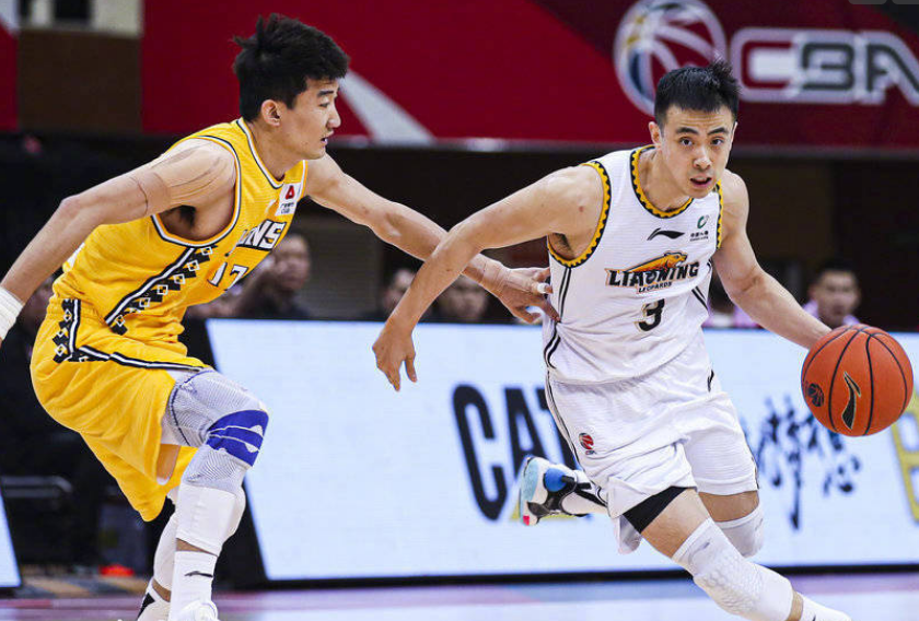 深圳男篮训练开放日，集结日队长鼓劲引欢呼，CBA季后赛在即，医务组通报恢复的简单介绍